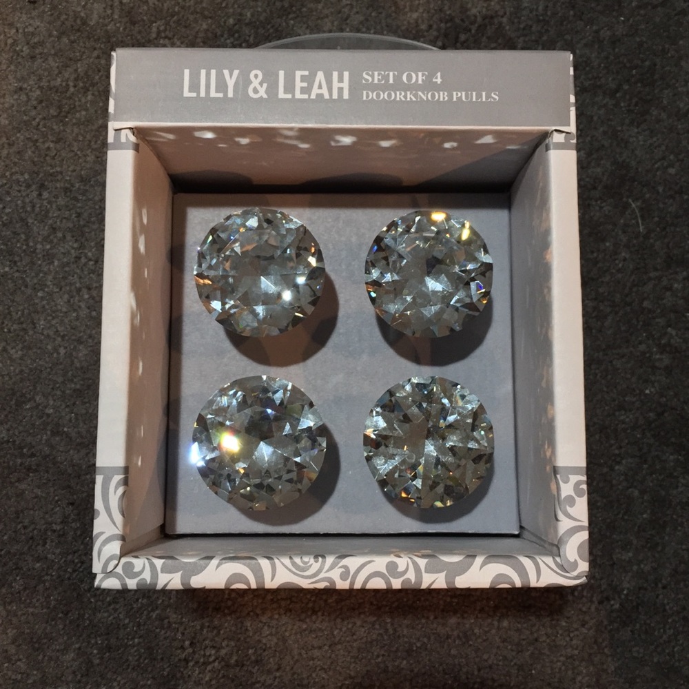Set of Brand New Dress Knob pulls with screws.
